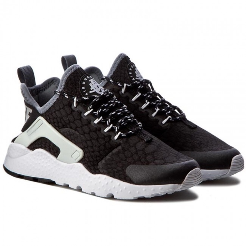 NIKE Women’s Air Huarache Run Ultra SE
